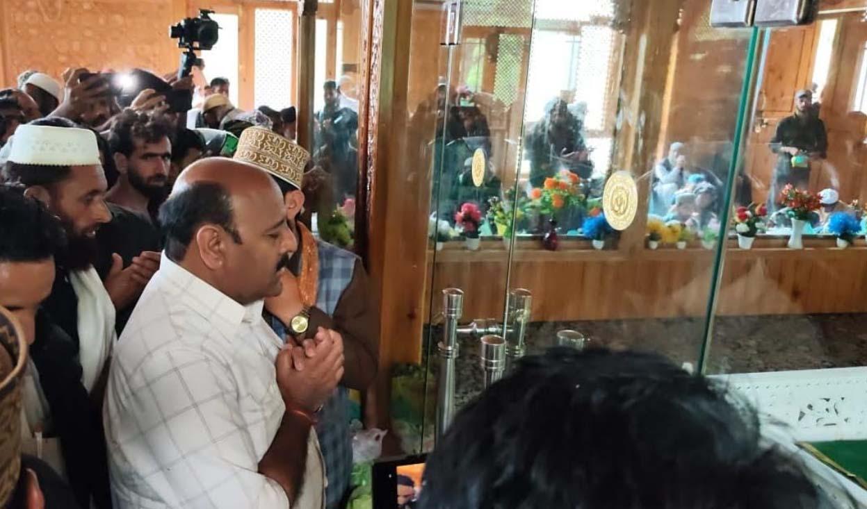Deputy Chief Minister pays obeisance at Hazrat Mian Nizam-ud-Din Kiyanvi (RA)
