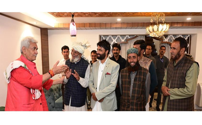 Lieutenant Governor visits Sonamarg, interacts with Market Association Representatives and service providers
