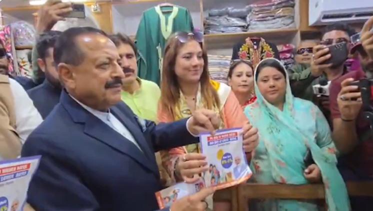 Dr Jitendra visits Lal Chowk, urges shopkeepers to promote local products to boost economy