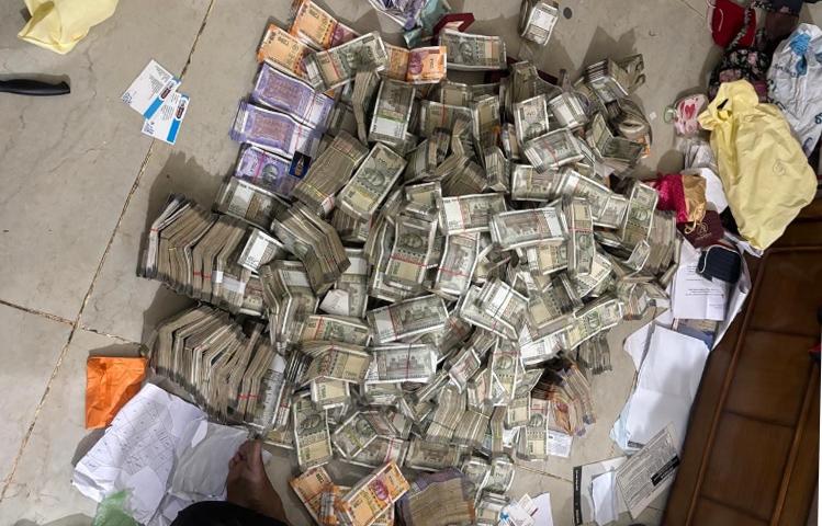 Odisha Vigilance unearths Rs 4 crore cash from mining department official's residence