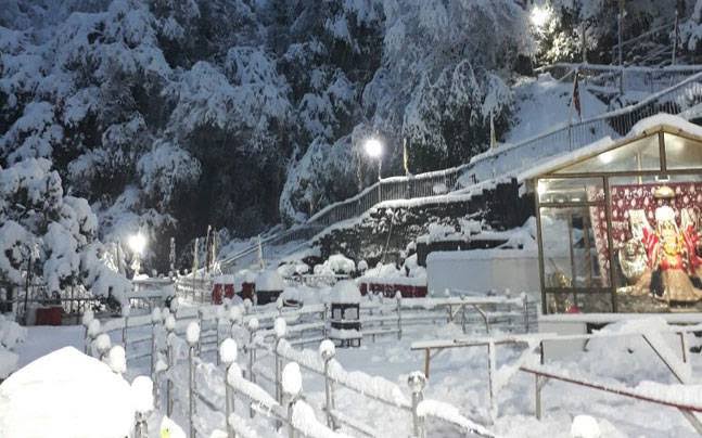Vaishno Devi shrine receives season's first snowfall, Kashmir cut-off from outside world