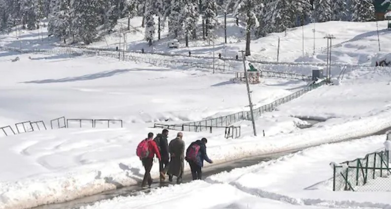 Avalanche hits in Army post in Kashmir, one soldier killed, two others injured