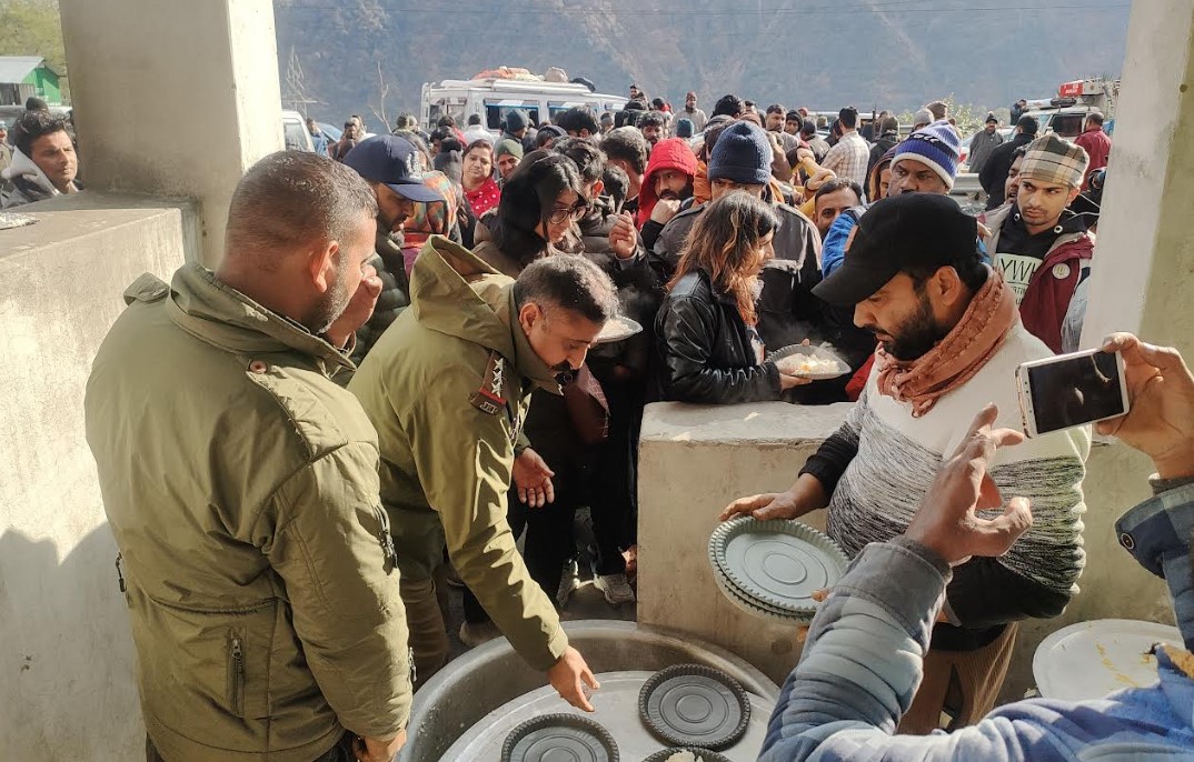 Ramban Police provide relief to stranded passengers