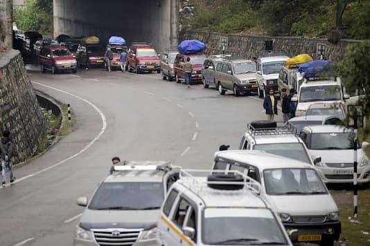 National Highway continues to remain Closed, thousands of Vehicles remain stranded 