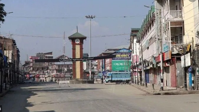 Streets wear deserted look as Kashmir Valley still under COVID-19 lockdown