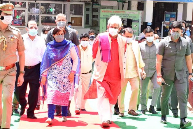 Lt Governor visits Kathua, Samba; reviews Covid Containment Measures