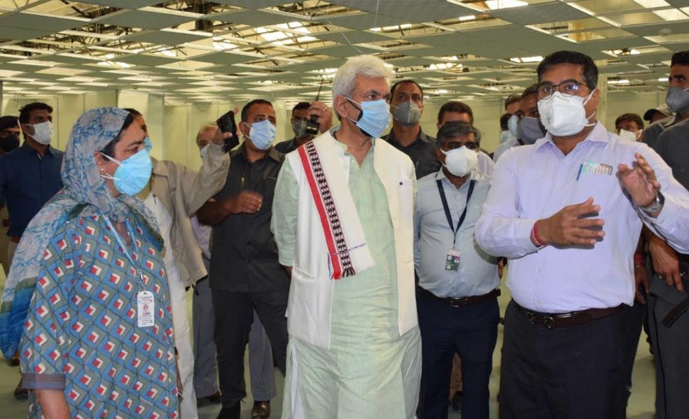 Lt Governor visits DRDO's 500-bedded under-construction Covid Hospital at Khonmoh