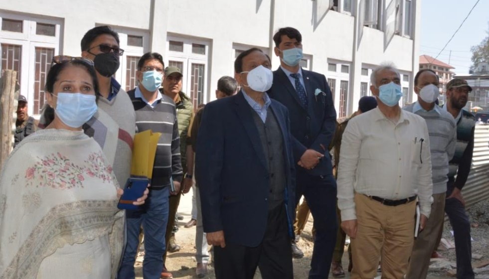 Advisor Bhatnagar conducts surprise inspection of GWC, Srinagar
