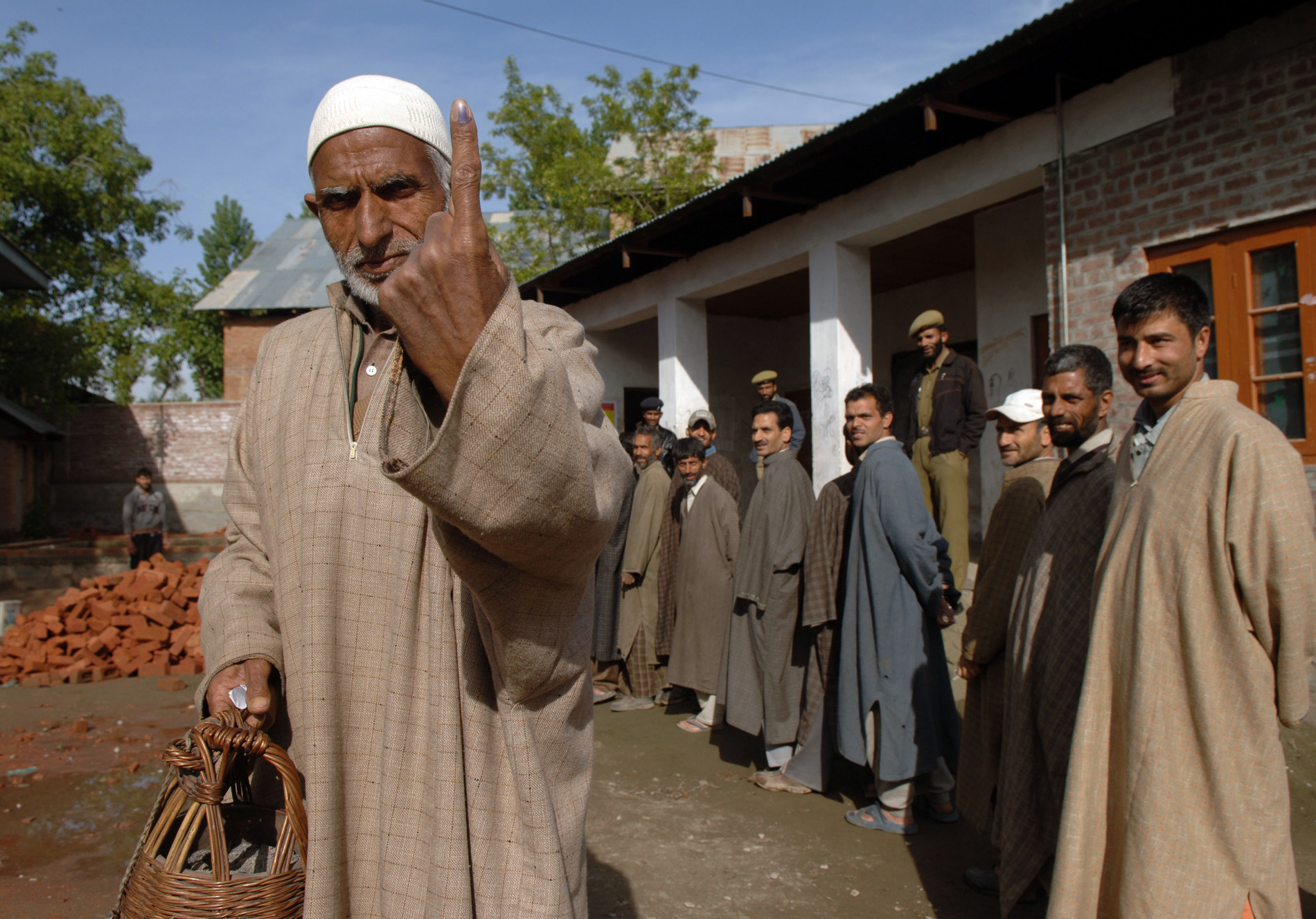 J&K registers 45.7 % polling with Udhampur 70.2% and Srinagar 14.2% : 2 DySps, 1 Civilian among several others injured in different incidents of stone pelting in Kashmir