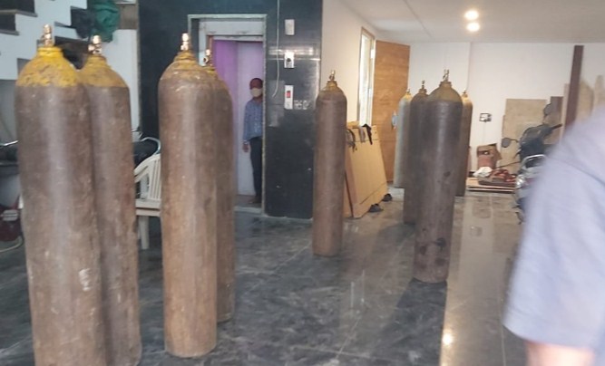 Delhi Police recovers 32 big, 16 small oxygen cylinders from Dashrath Puri