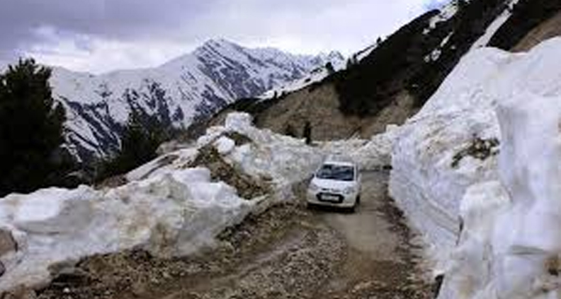 Mughal road closed due to snow, no traffic on Kashmir highway for maintenance
