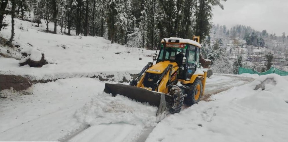 DC Ramban ensures speedy restoration of services amid snowfall