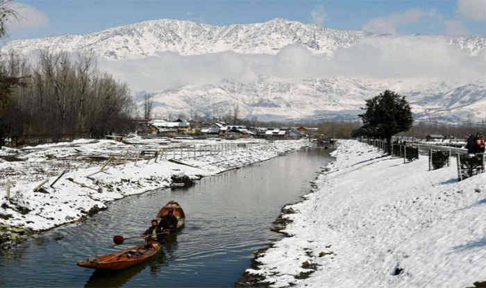 Winter chill grips north India, parts of Jammu and Kashmir, Leh shivers at -15 degrees