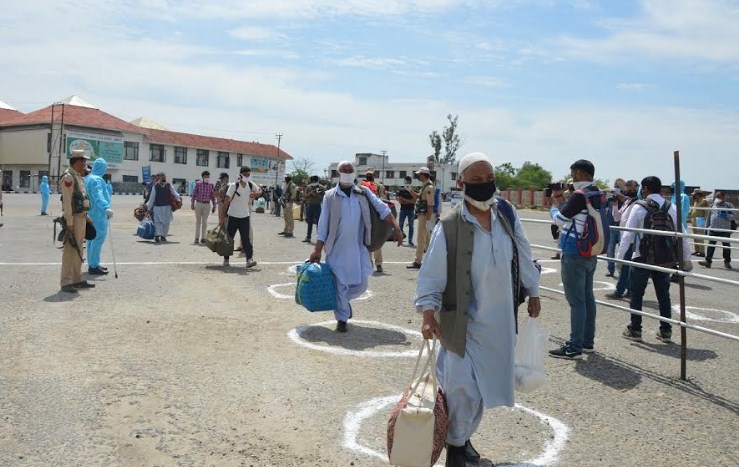 Stranded people at Pathankot sent to their homes from Lakhanpur
