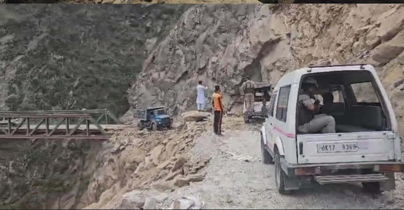 Kishtwar-Paddar Road reopened after clearance of landslide at Pathernaki Point, Nagseni