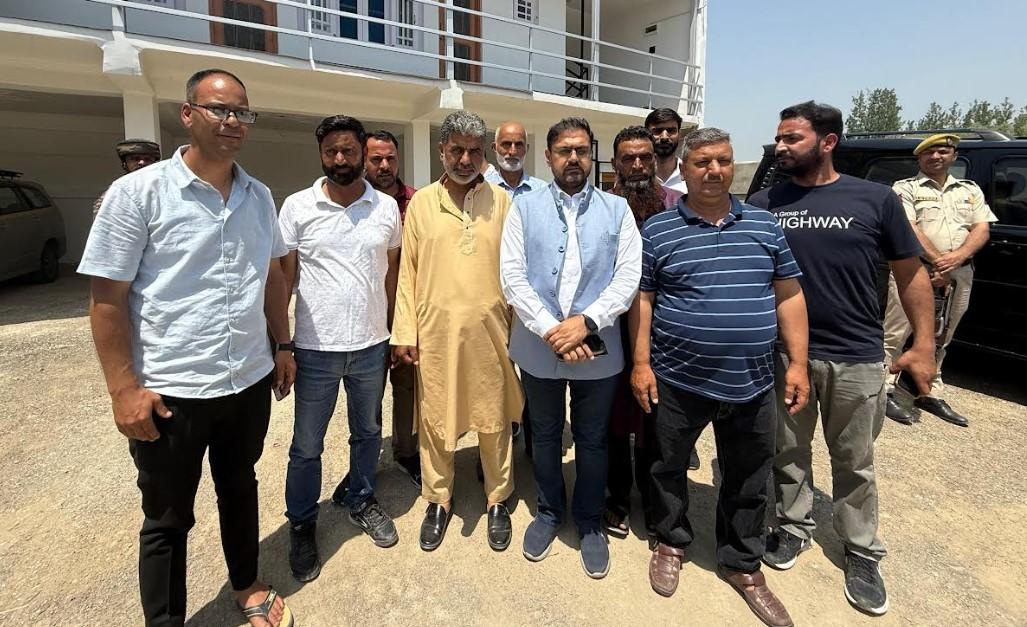 Railway Taxi Association meets Satish Sharma; seeks inclusion in transport upgradation initiatives