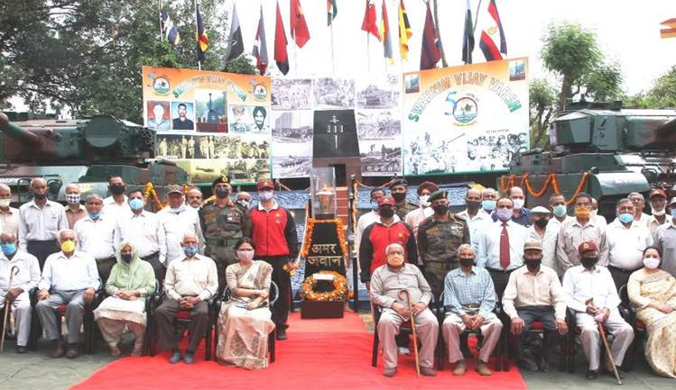 Swarnim Vijay Mashaal Reaches Ratnuchak Military Station, J&K